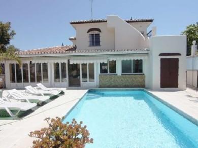 Chalet con 6 dormitorios se vende en Marbella, Costa del Sol