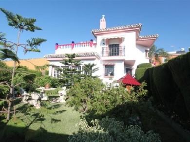 Chalet con 4 dormitorios se vende en Estepona, Costa del Sol