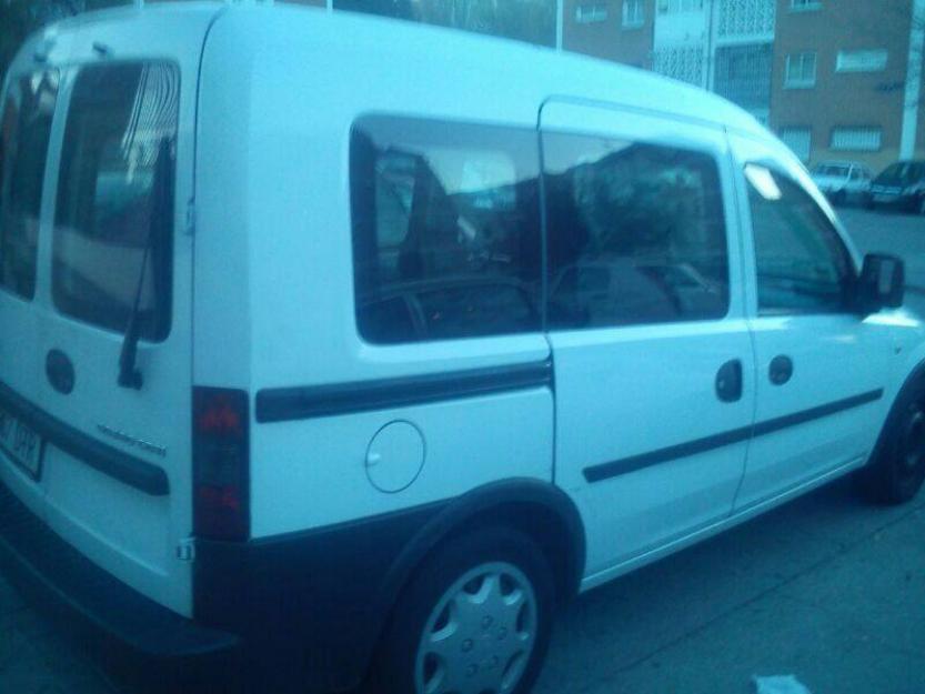 Furgoneta Opel Combo 2005, en perfecto estado