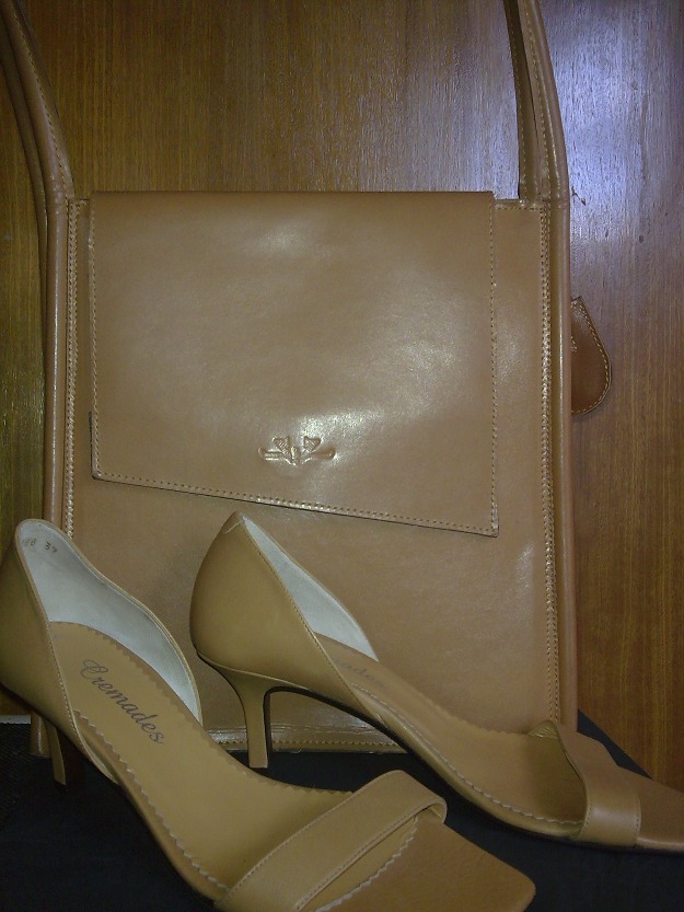 Zapatos piel, beige, Sin estrenar,nº37 +Bolso de piel (estrenado 1 vez)