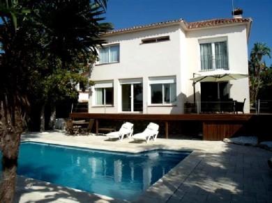 Chalet con 6 dormitorios se vende en Marbella, Costa del Sol