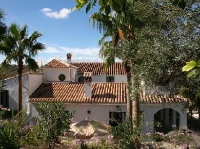 Chalet con 6 dormitorios se vende en Alora