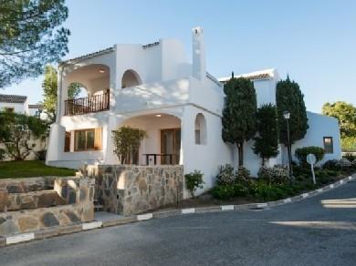 Chalet con 3 dormitorios se vende en Marbella, Costa del Sol