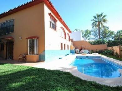 Chalet con 4 dormitorios se vende en Marbella, Costa del Sol