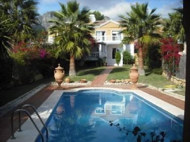 Chalet con 4 dormitorios se vende en Marbella, Costa del Sol