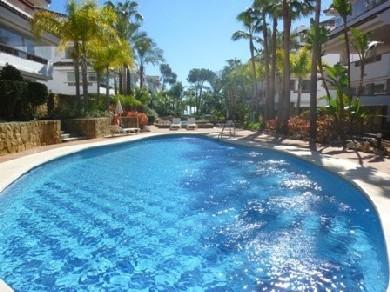 Apartamento con 2 dormitorios se vende en Marbella, Costa del Sol