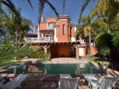 Chalet con 5 dormitorios se vende en Marbella, Costa del Sol