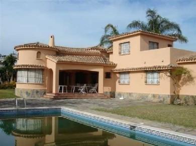 Chalet con 5 dormitorios se vende en Estepona, Costa del Sol