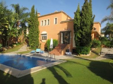 Chalet con 7 dormitorios se vende en Marbella, Costa del Sol