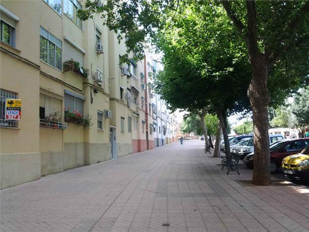 Vivienda de tres dormitorios con muchísimas posibilidades, muy próxima al centro, situada en una de las avenidas mas con