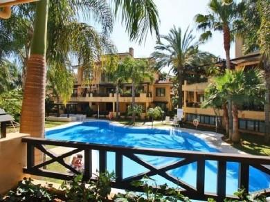 Apartamento con 2 dormitorios se vende en Marbella, Costa del Sol