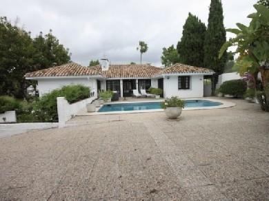 Chalet con 4 dormitorios se vende en Marbella, Costa del Sol