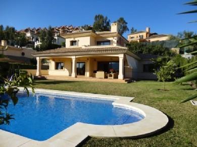 Chalet con 4 dormitorios se vende en Marbella, Costa del Sol