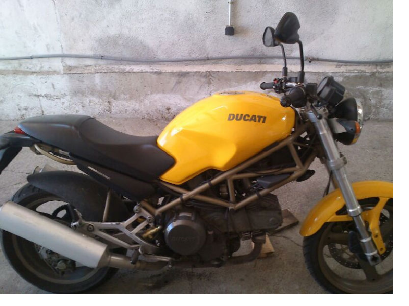 moto ducati amarilla