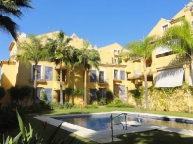 Apartamento con 2 dormitorios se vende en Marbella, Costa del Sol