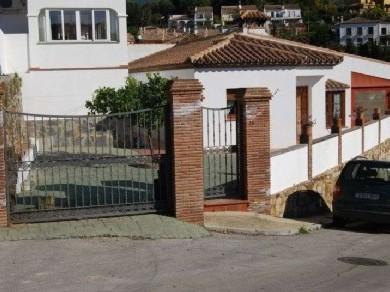 Adosado con 3 dormitorios se vende en Benahavis, Costa del Sol