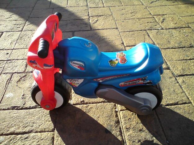 vendo moto para niños de dos a tres años