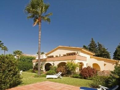 Chalet con 5 dormitorios se vende en Marbella, Costa del Sol