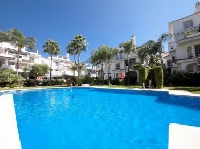 Apartamento con 3 dormitorios se vende en Marbella, Costa del Sol