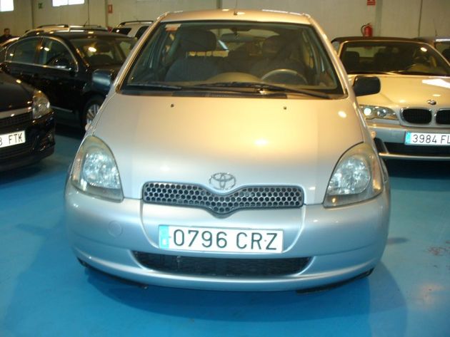 TOYOTA Yaris 1.3 16v. Luna