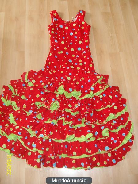 Traje de flamenca con mantoncillos y complementos