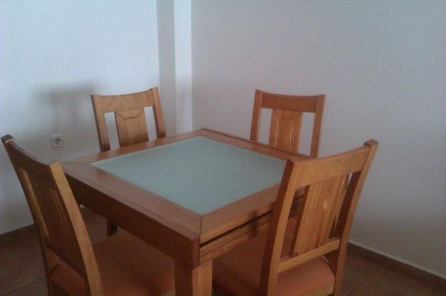 Vendo mesa con cuatro sillas