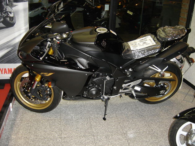 YAMAHA YZF R1