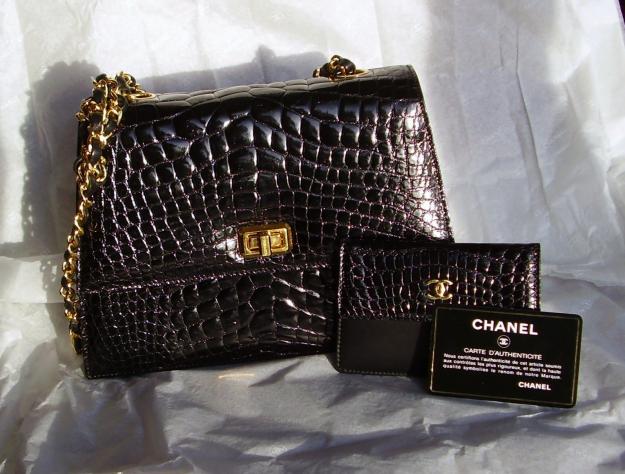 Bolsa Chanel negra de crocodilo.