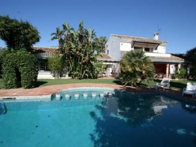 Chalet con 4 dormitorios se vende en Marbella, Costa del Sol