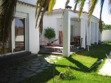 Chalet con 2 dormitorios se vende en Marbella, Costa del Sol