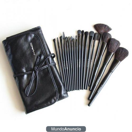 SET DE 24 BROCHAS DE MAQUILLAJE CON MANTA MC.