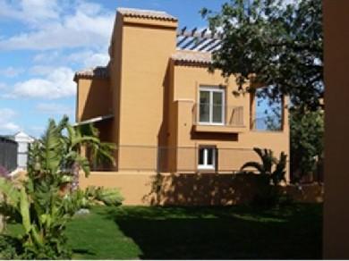 Chalet con 4 dormitorios se vende en Marbella, Costa del Sol