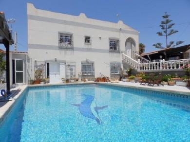 Chalet con 3 dormitorios se vende en Villamartin, Costa Blanca