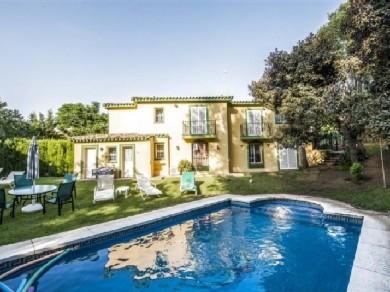 Chalet con 4 dormitorios se vende en Marbella, Costa del Sol