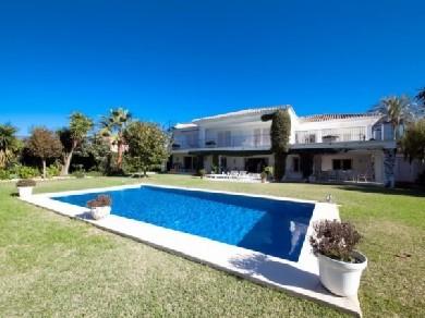 Chalet con 5 dormitorios se vende en Estepona, Costa del Sol