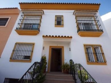 Chalet con 4 dormitorios se vende en Marbella, Costa del Sol