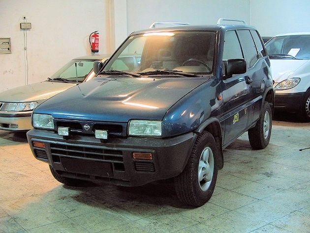 NISSAN Terrano 2.4 LX