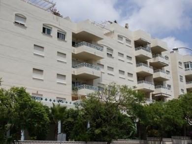 Apartamento con 3 dormitorios se vende en Marbella, Costa del Sol