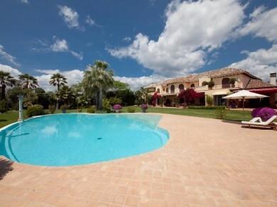 Chalet con 8 dormitorios se vende en Estepona, Costa del Sol