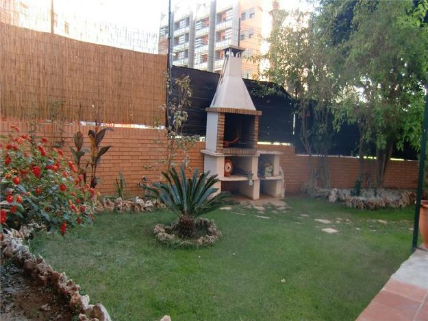 Amplia y luminosa vivienda Jardín (Bajo) con gran parcela ubicada en Urb. Casas Verdes Fase III.