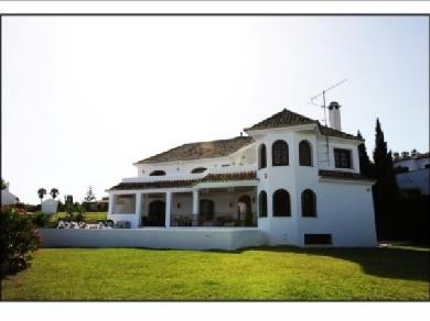 Chalet con 4 dormitorios se vende en Estepona, Costa del Sol