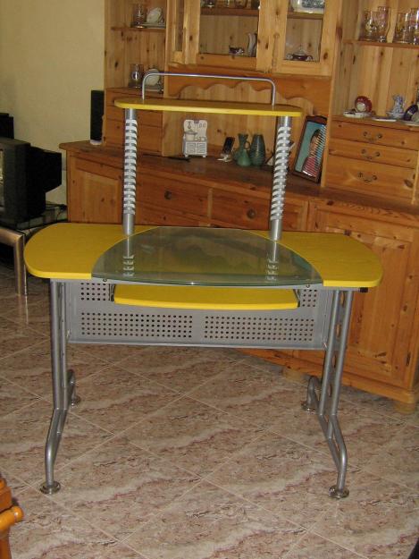 Se vende Mesa de Ordenador como  nueva.