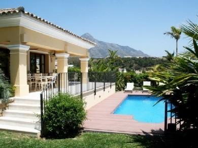 Chalet con 4 dormitorios se vende en Marbella, Costa del Sol