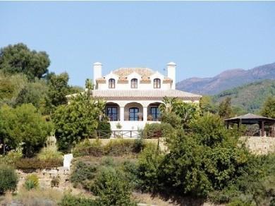 Chalet con 4 dormitorios se vende en Benahavis, Costa del Sol