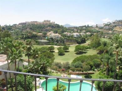 Apartamento con 2 dormitorios se vende en Marbella, Costa del Sol