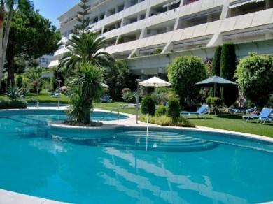 Apartamento con 3 dormitorios se vende en Marbella, Costa del Sol