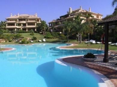 Apartamento con 3 dormitorios se vende en Marbella, Costa del Sol