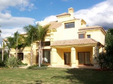 Chalet con 4 dormitorios se vende en Marbella, Costa del Sol