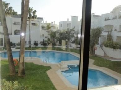 Apartamento con 2 dormitorios se vende en Estepona, Costa del Sol