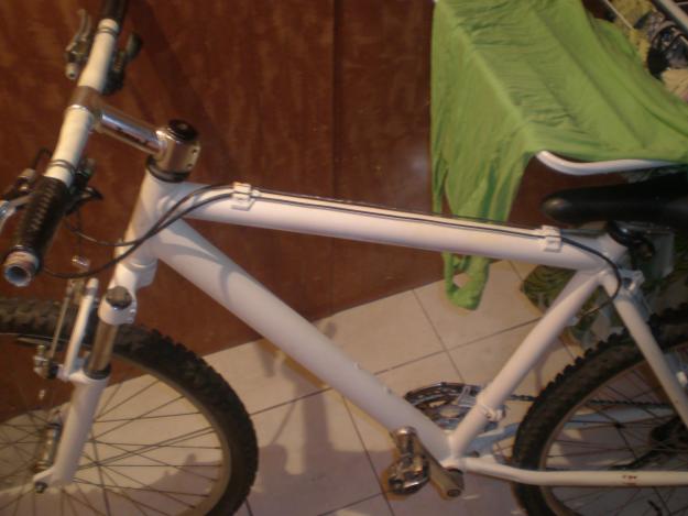 SE VENDE BICICLETA MARCA BH MUI NUEVA CON LAS RUEDAS NUEVAS  TIENE TODO BIEN  ES DE ALUMIN